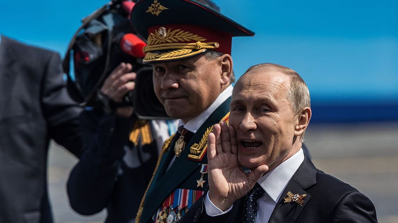 Putin und sein Verteidigungsminister Schoigu bei einer Militärparade im Jahr 2015.