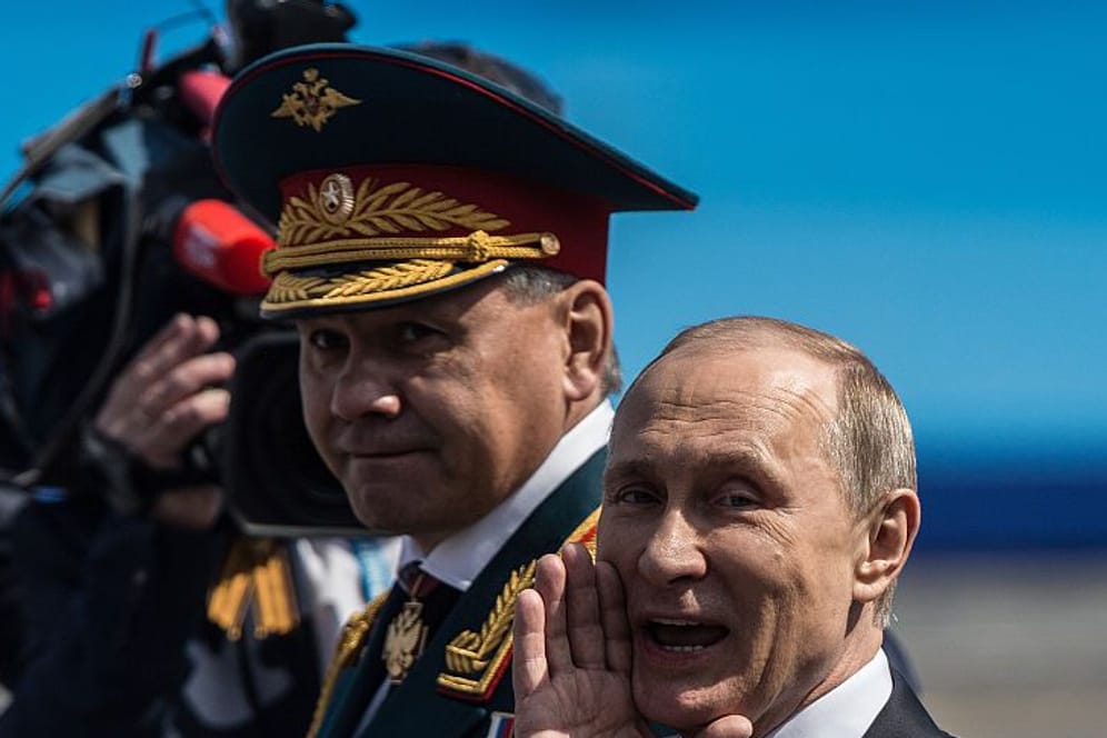 Putin und sein Verteidigungsminister Schoigu bei einer Militärparade im Jahr 2015.