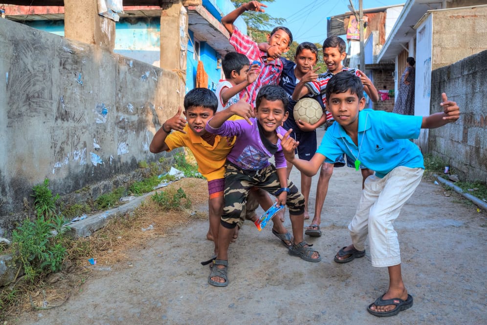 Kinder spielen in einem Dorf in Kerala in Indien: Ein neuer Virus hat in der Region Dutzende Kleinkinder infiziert.