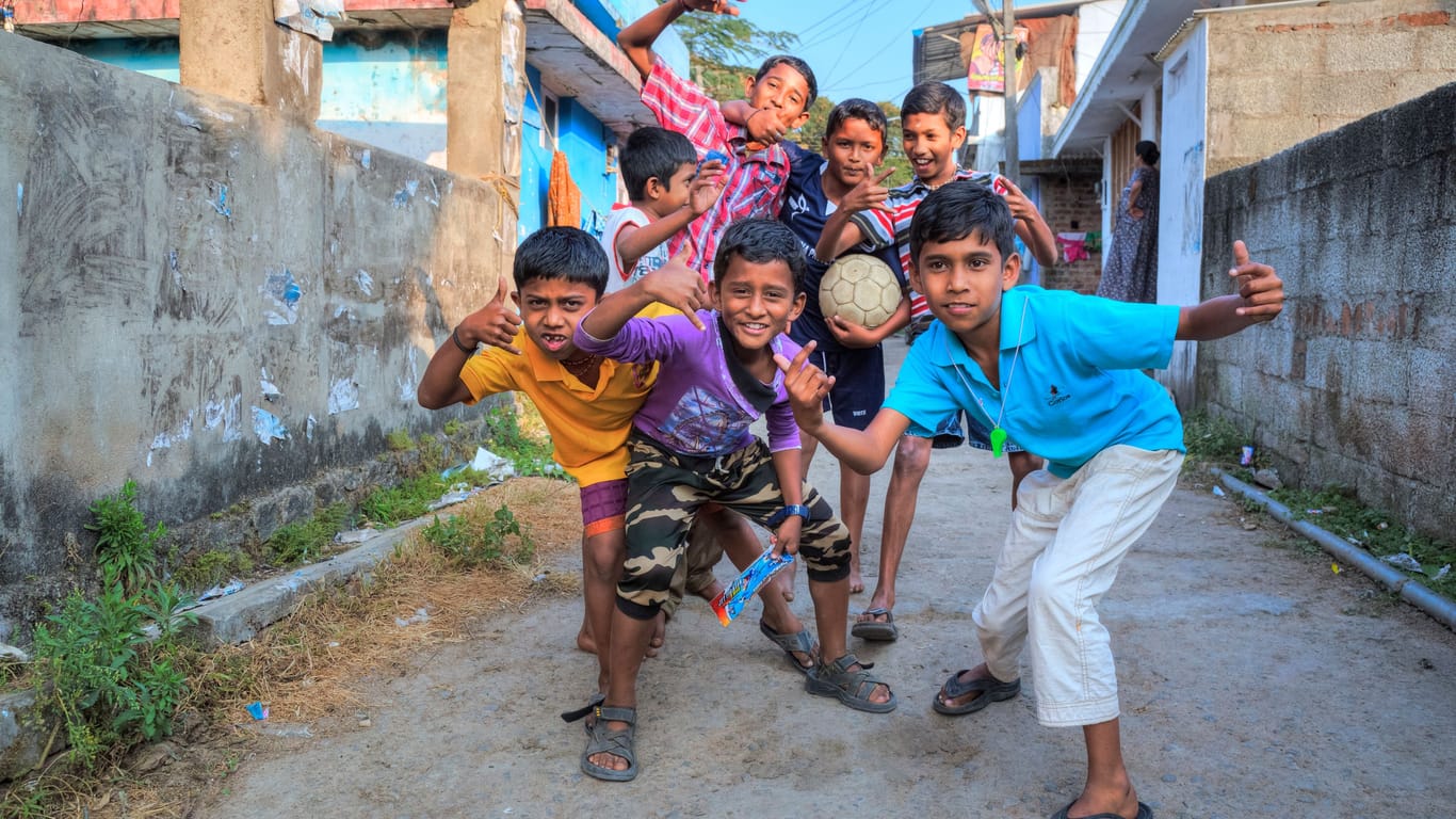 Kinder spielen in einem Dorf in Kerala in Indien: Ein neuer Virus hat in der Region Dutzende Kleinkinder infiziert.