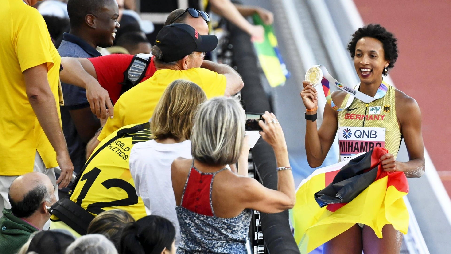 Weitspringerin Malaika Mihambo mit ihrer Goldmedaille bei der WM in den USA (Archivbild): Die Olympiasiegerin und Sportlerin des Jahres ist auch in München Topfavoritin.