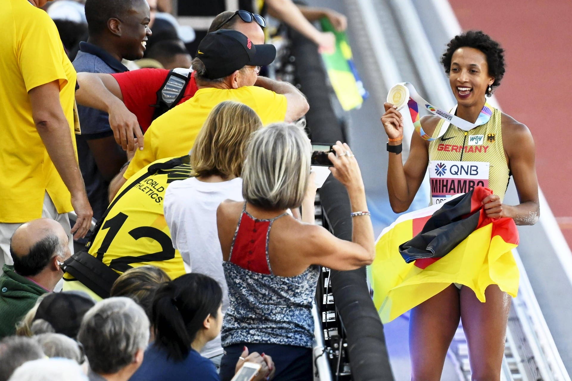 Weitspringerin Malaika Mihambo mit ihrer Goldmedaille bei der WM in den USA (Archivbild): Die Olympiasiegerin und Sportlerin des Jahres ist auch in München Topfavoritin.