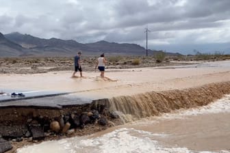 Überflutete Straßen: Besucher und Mitarbeiter des Death Valley National Parks sitzen fest.