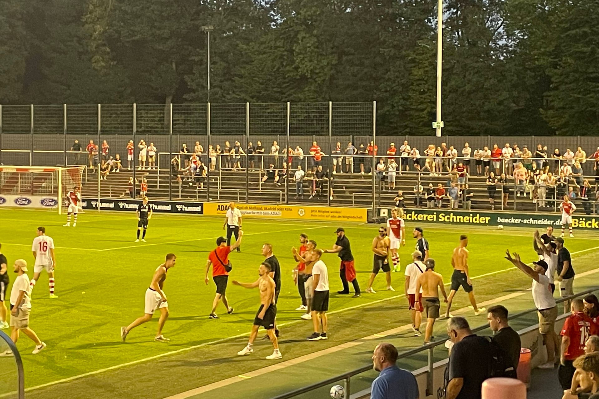 Fans aus Oberhausen und Köln stehen auf dem Platz: Die Partie in der Regionalliga-West wurde kurz vor Ende abgebrochen.