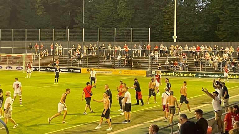 Fans aus Oberhausen und Köln stehen auf dem Platz: Die Partie in der Regionalliga-West wurde kurz vor Ende abgebrochen.