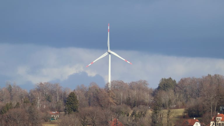Windrad am Starnberger See (Archiv): Der Streit um den Windenergieausbau in Bayern reißt nicht ab.