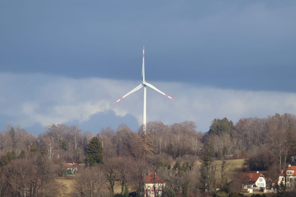 Windrad am Starnberger See (Archiv): Der Streit um den Windenergieausbau in Bayern reißt nicht ab.