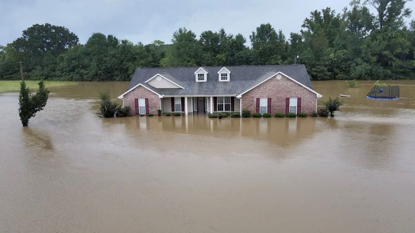 Überflutetes Haus in Canton: Mississippi bereitet sich auf weitere starke Überschwemmungen vor.