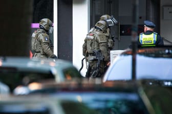 Ein Polizeieinsatz in Hamburg (Symbolbild): Ermittler haben in Kirchwerder einen Mann festgenommen, bevor er in den Ukraine-Krieg ziehen konnte.