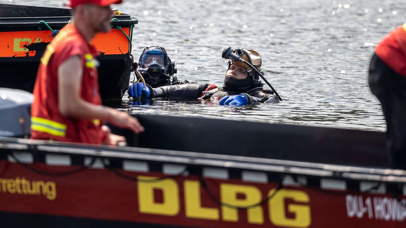 DLRG-Taucher bei einem Einsatz (Symbolbild): Der Mann trieb in etwa vier Metern Tiefe.