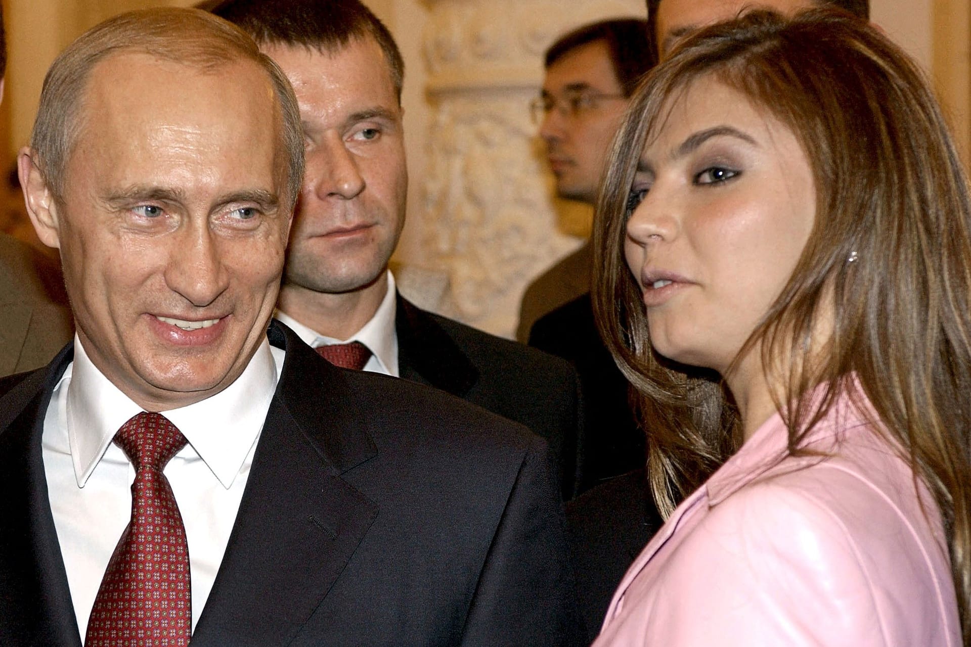 Wladimir Putin und Alina Kabajewa im Jahr 2004: Es gibt immer wieder Gerüchte, dass die Olympiasiegerin und der russische Präsident ein Verhältnis haben.