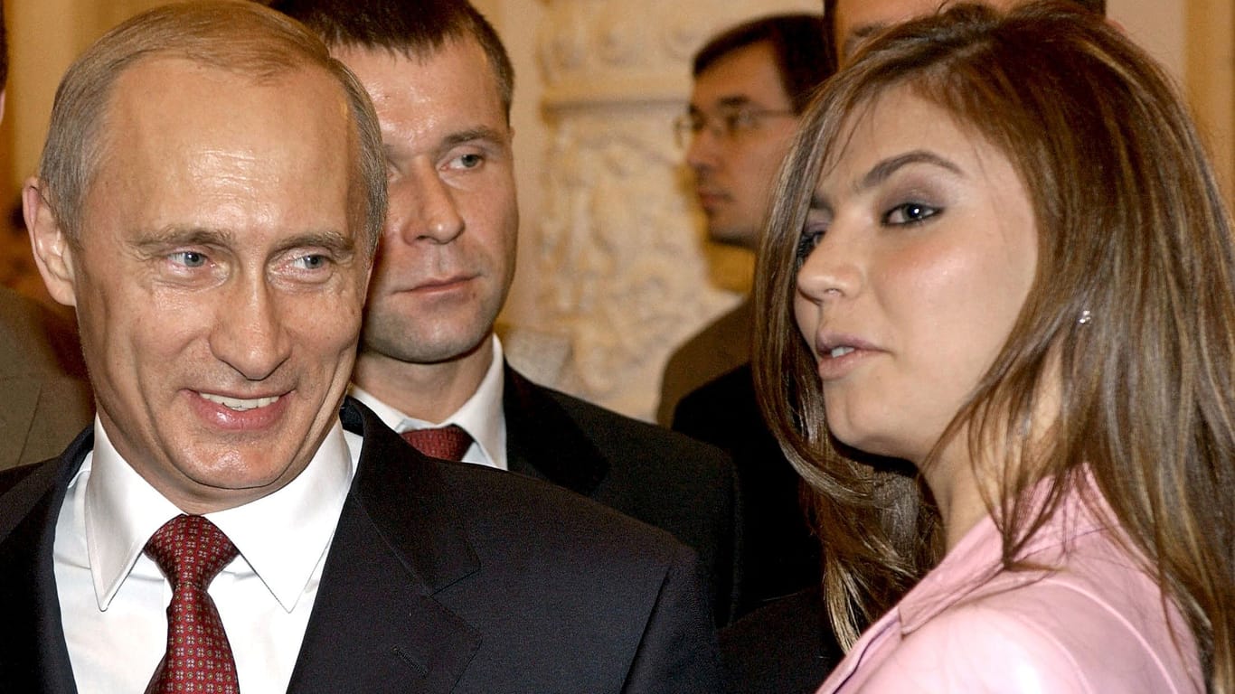 Wladimir Putin und Alina Kabajewa im Jahr 2004: Es gibt immer wieder Gerüchte, dass die Olympiasiegerin und der russische Präsident ein Verhältnis haben.