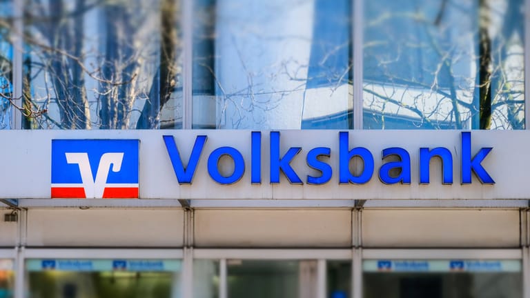 Das Logo einer Volksbank (Symbolbild): Noch immer verlangen zahlreiche Kreditinstitute von ihren Kunden Strafzinsen.
