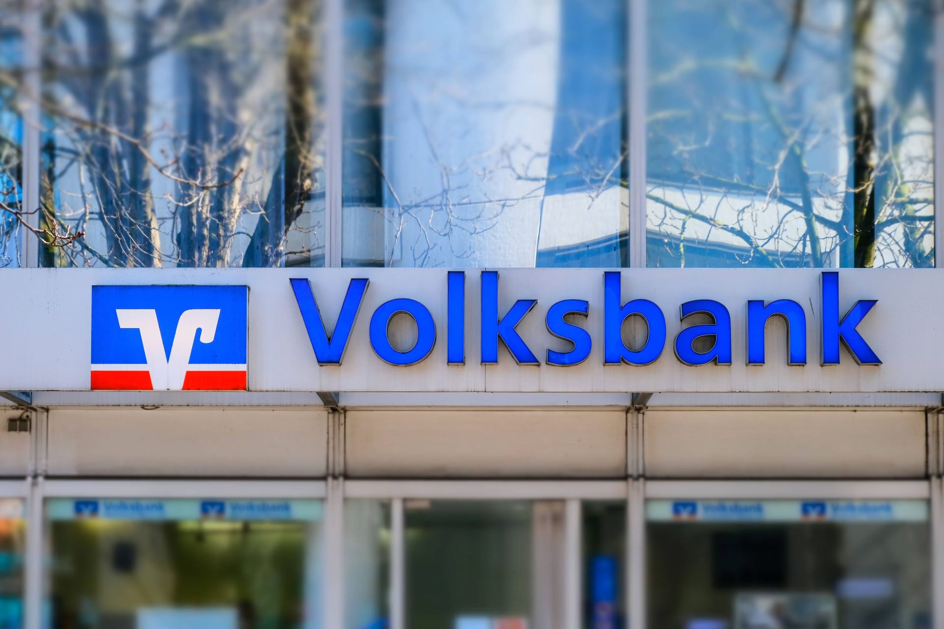 Das Logo einer Volksbank (Symbolbild): Noch immer verlangen zahlreiche Kreditinstitute von ihren Kunden Strafzinsen.