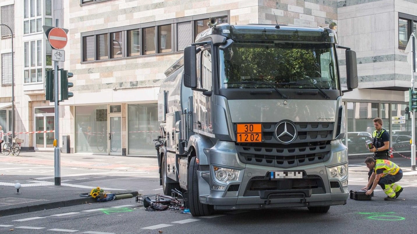 Das Fahrrad der Rentnerin liegt noch unter dem Transporter.