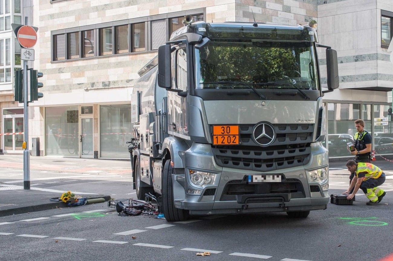 Das Fahrrad der Rentnerin liegt noch unter dem Transporter.