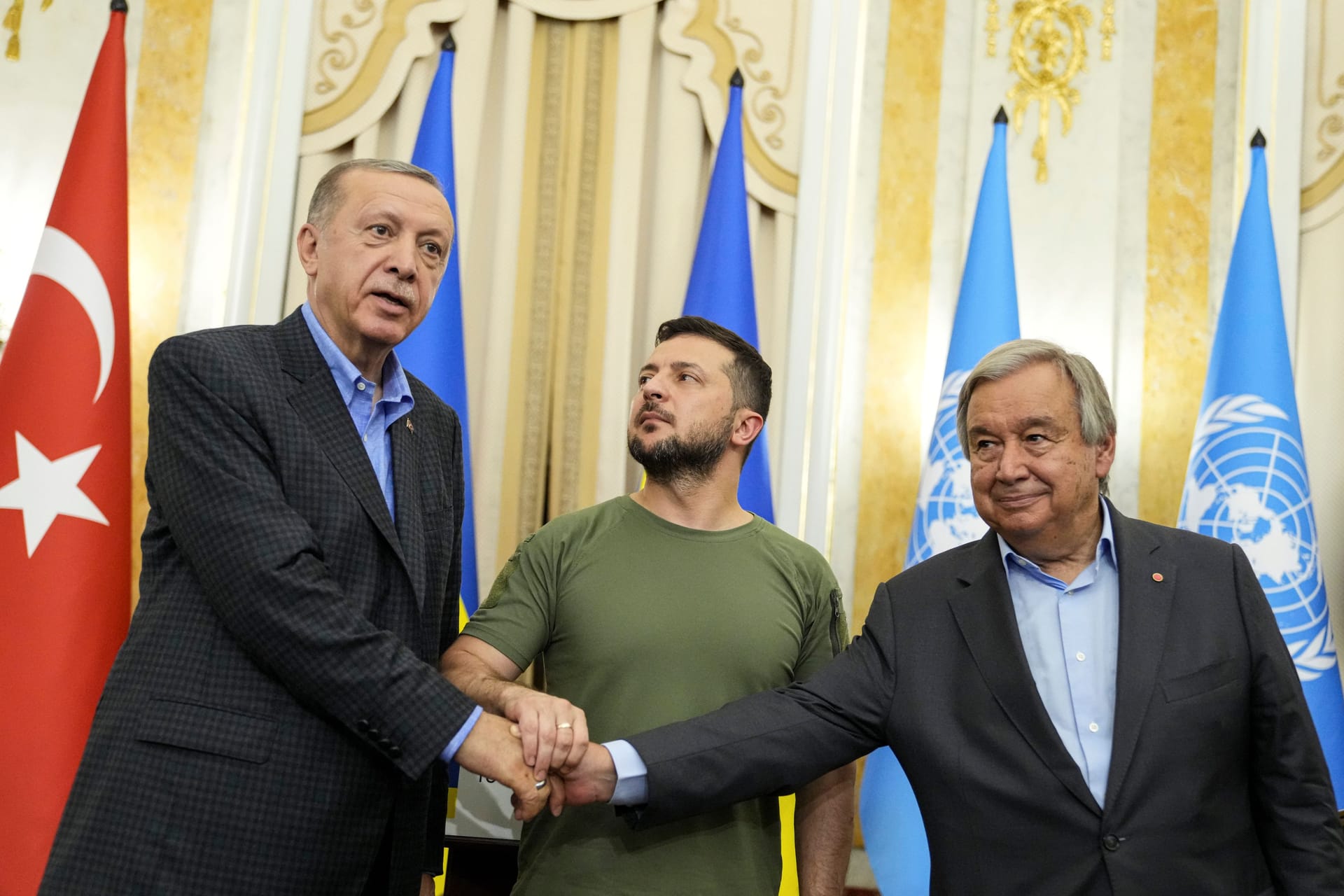 18. August: UN-Generalsekretär António Guterres und der türkische Präsident Recep Tayyip Erdoğan treffen den ukrainischen Präsidenten Wolodymyr Selenskyj in der Ukraine, um Chancen zur Beendigung des Kriegs auszuloten. Seit Beginn der Invasion hatte die Türkei mehrmals versucht, als Vermittler zu agieren. Doch die Verhandlungen lagen schnell auf Eis.