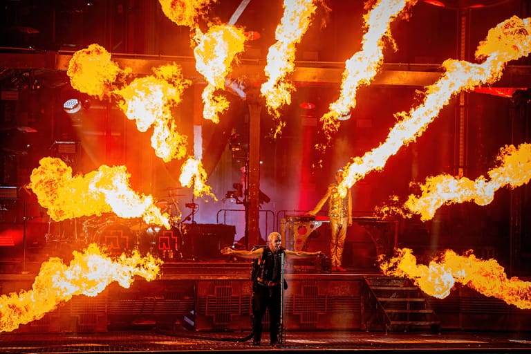 Rammstein-Sänger Till Lindemann vor einer Pyroshow auf der Bühne (Archivbild): Die Band plant ein fragliches Konzert an Silvester in München.