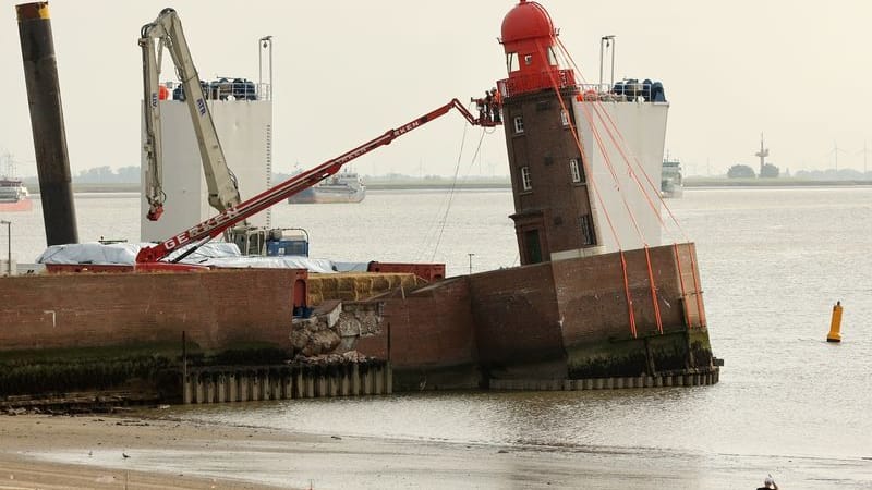 Experten schauen sich bei einer Inspektion den schiefen Leuchtturm auf der Mole in Bremerhaven an. Experten schauen sich bei einer Inspektion den schiefen Leuchtturm auf der Mole in Bremerhaven an.
