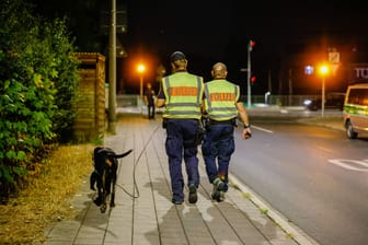 Die Polizei Fürth fahndete nach einem Angriff auf eine junge Frau auch mit Suchhunden nach dem Täter.