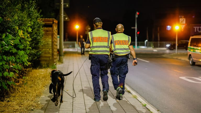 Die Polizei Fürth fahndete nach einem Angriff auf eine junge Frau auch mit Suchhunden nach dem Täter.