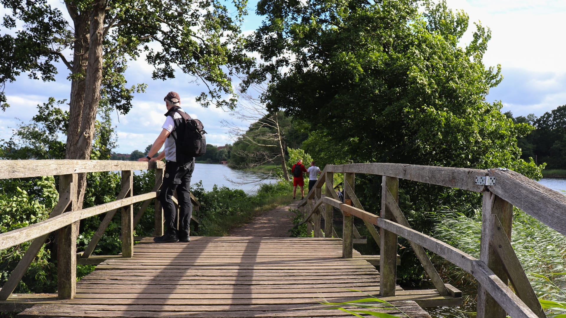 Idylle in Mecklenburg-Vorpommern: Nördlich von Zarrentin trennt eine kleine Holzbrücke den Kirchensee vom größeren Schaalsee.