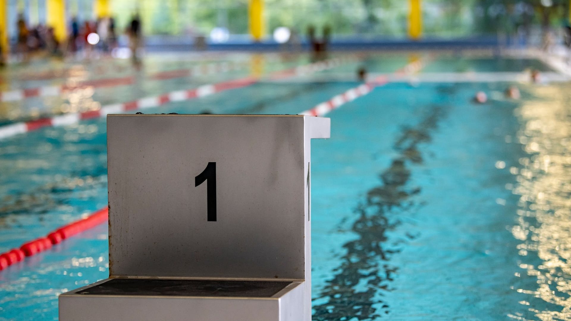 Schwimmbecken eines Stadtbades (Symbolbild): Wegen der niedrigen Wassertemperatur dürfen Besucher Neoprenanzüge tragen. Schwimmbecken eines Stadtbades (Symbolbild): Wegen der niedrigen Wassertemperatur dürfen Besucher Neoprenanzüge tragen.