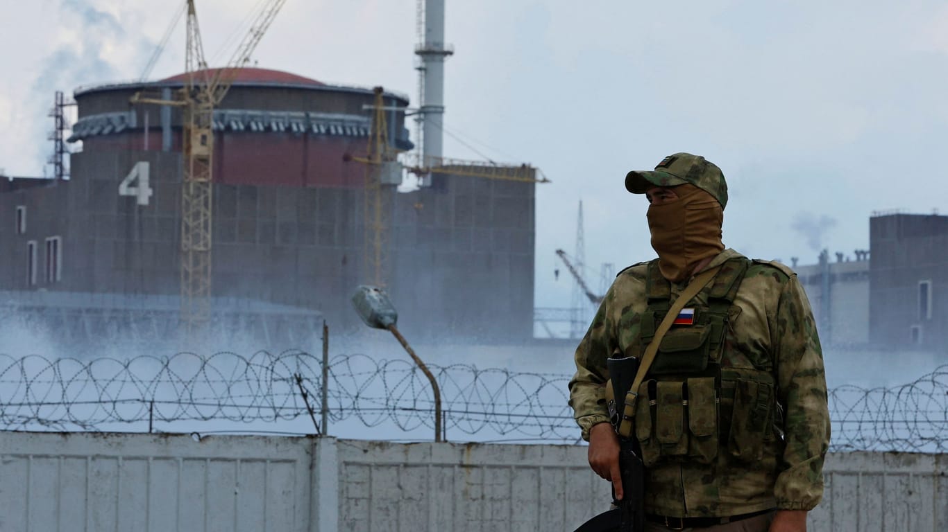 Ein russischer Soldat steht vor dem Atomkraftwerk in Saporischschja: Das Kraftwerk liegt direkt an der Frontlinie und stand zuletzt unter Beschuss.