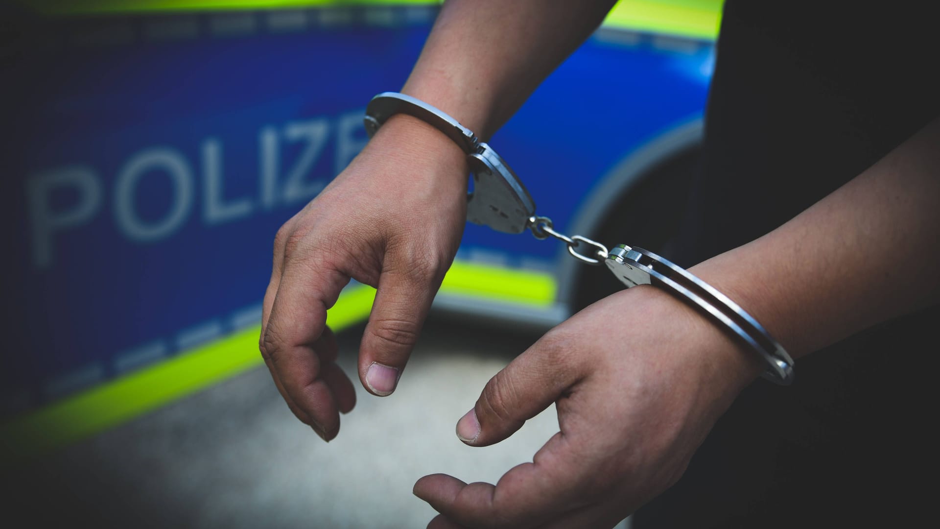 Einer Person werden vor einem Einsatzwagen Handschellen angelegt (Symbolfoto): Bremer Beamte setzen Pfefferspray gegen den Randalierer ein. Einer Person werden vor einem Einsatzwagen Handschellen angelegt (Symbolfoto): Bremer Beamte setzen Pfefferspray gegen den Randalierer ein.