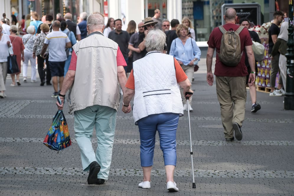 Rentnerin und Rentner in einer Einkaufsstraße (Symbolbild): Rund 21 Millionen Rentnerinnen und Rentner hoffen in Deutschland auf die Energiepauschale.