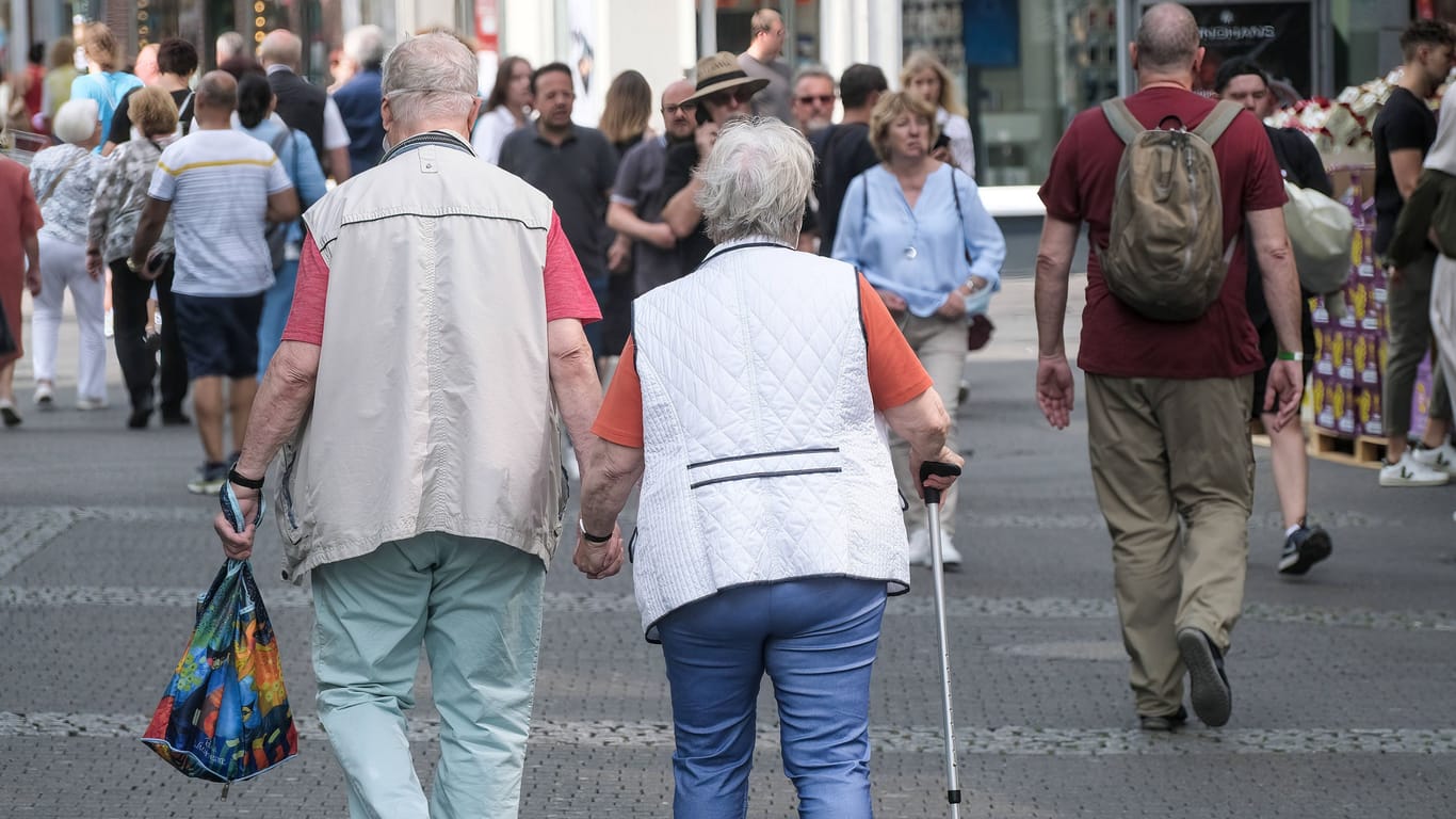 Rentnerin und Rentner in einer Einkaufsstraße (Symbolbild): Rund 21 Millionen Rentnerinnen und Rentner hoffen in Deutschland auf die Energiepauschale.