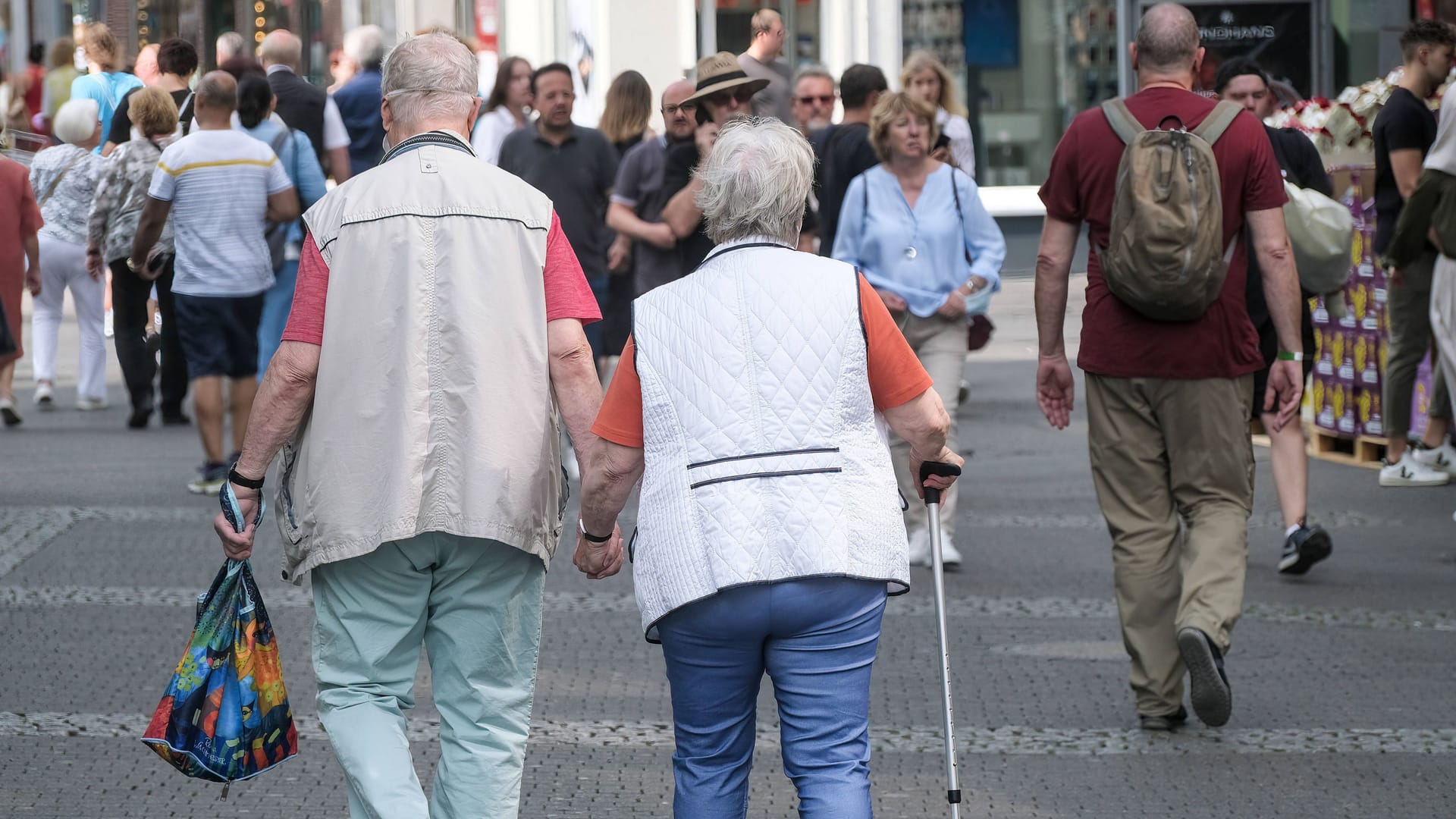 Rentnerin und Rentner in einer Einkaufsstraße (Symbolbild): Rund 21 Millionen Rentnerinnen und Rentner hoffen in Deutschland auf die Energiepauschale.