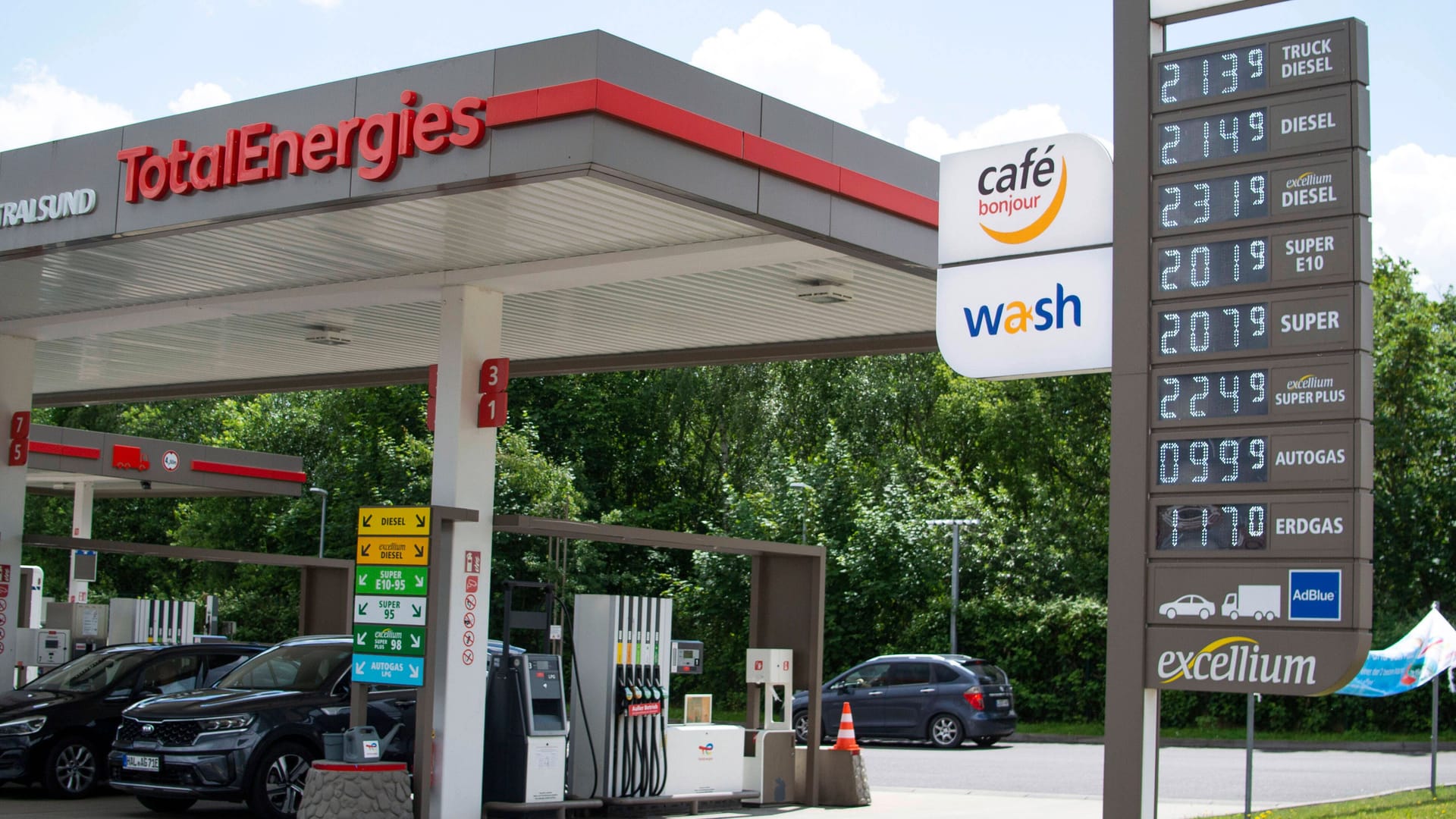 Tankstelle der Marke Total (Symbolbild): Ölkonzerne haben zuletzt kräftig an der Krise verdient. Viele Bürger finden eine Übergewinnsteuer daher gut.