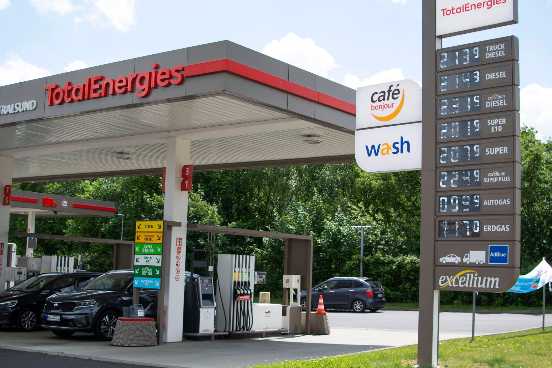 Tankstelle der Marke Total (Symbolbild): Ölkonzerne haben zuletzt kräftig an der Krise verdient. Viele Bürger finden eine Übergewinnsteuer daher gut.