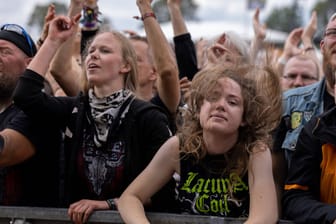 Besucher des Wacken-Festivals: Schwarz ist hier die wohl beliebteste Farbe.