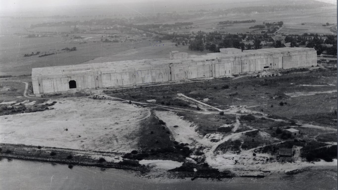 Eine Luftaufnahme des Bunkers Valentin aus dem Jahre 1951.