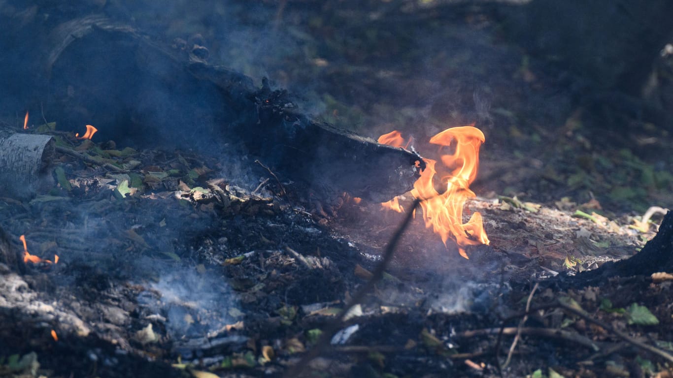 Flammen lodern an einem Glutnest: Der Brand ist noch lange nicht gelöscht.