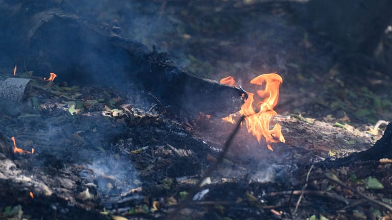 Flammen lodern an einem Glutnest: Der Brand ist noch lange nicht gelöscht.