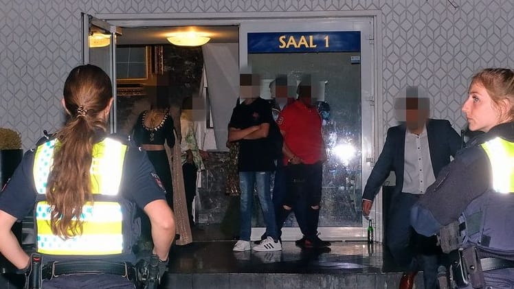 Hochzeit im Industriegebiet mit Polizeieinsatz: Die Feiernden mussten nachhause. Hochzeit im Industriegebiet mit Polizeieinsatz: Die Feiernden mussten nachhause.