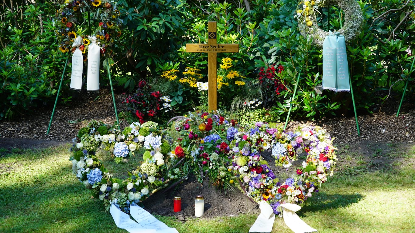 Blick auf das Grab von HSV-Ikone Uwe Seeler: Am Mittwoch findet die offizielle Trauerfeier statt.