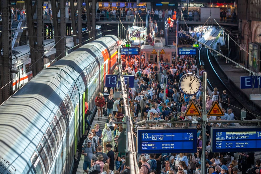 Menschen stehen dicht gedrängt auf einem Bahnsteig am Hauptbahnhof Hamburg (Symbolbild): Die Grünen Fraktion Hamburg setzt sich für einen Nachfolger für das 9-Euro-Ticket ein.
