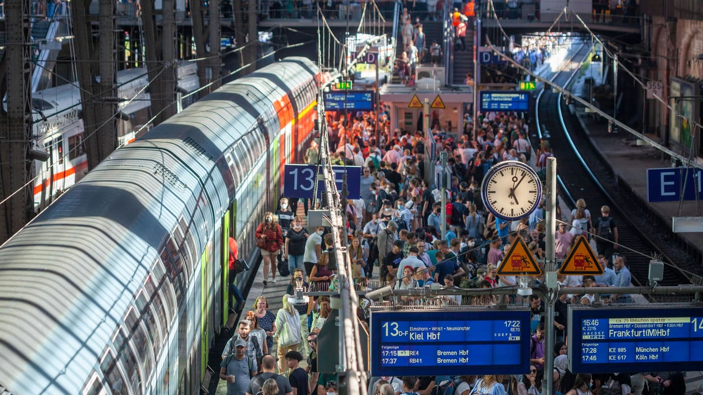Menschen stehen dicht gedrängt auf einem Bahnsteig am Hauptbahnhof Hamburg (Symbolbild): Die Grünen Fraktion Hamburg setzt sich für einen Nachfolger für das 9-Euro-Ticket ein.