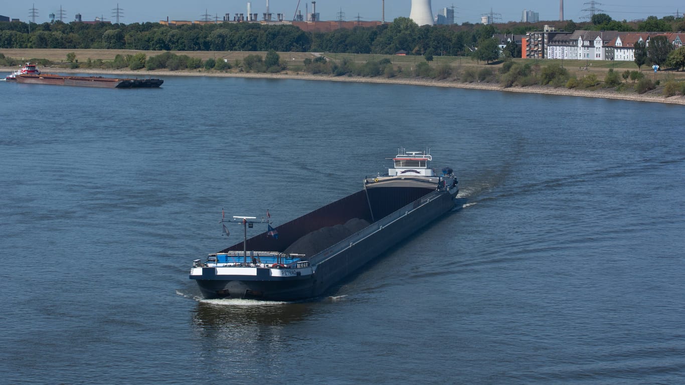 Schiff mit Kohlelager auf dem Rhein: Die niedrigen Wasserpegel erschweren die Binnenschifffahrt.