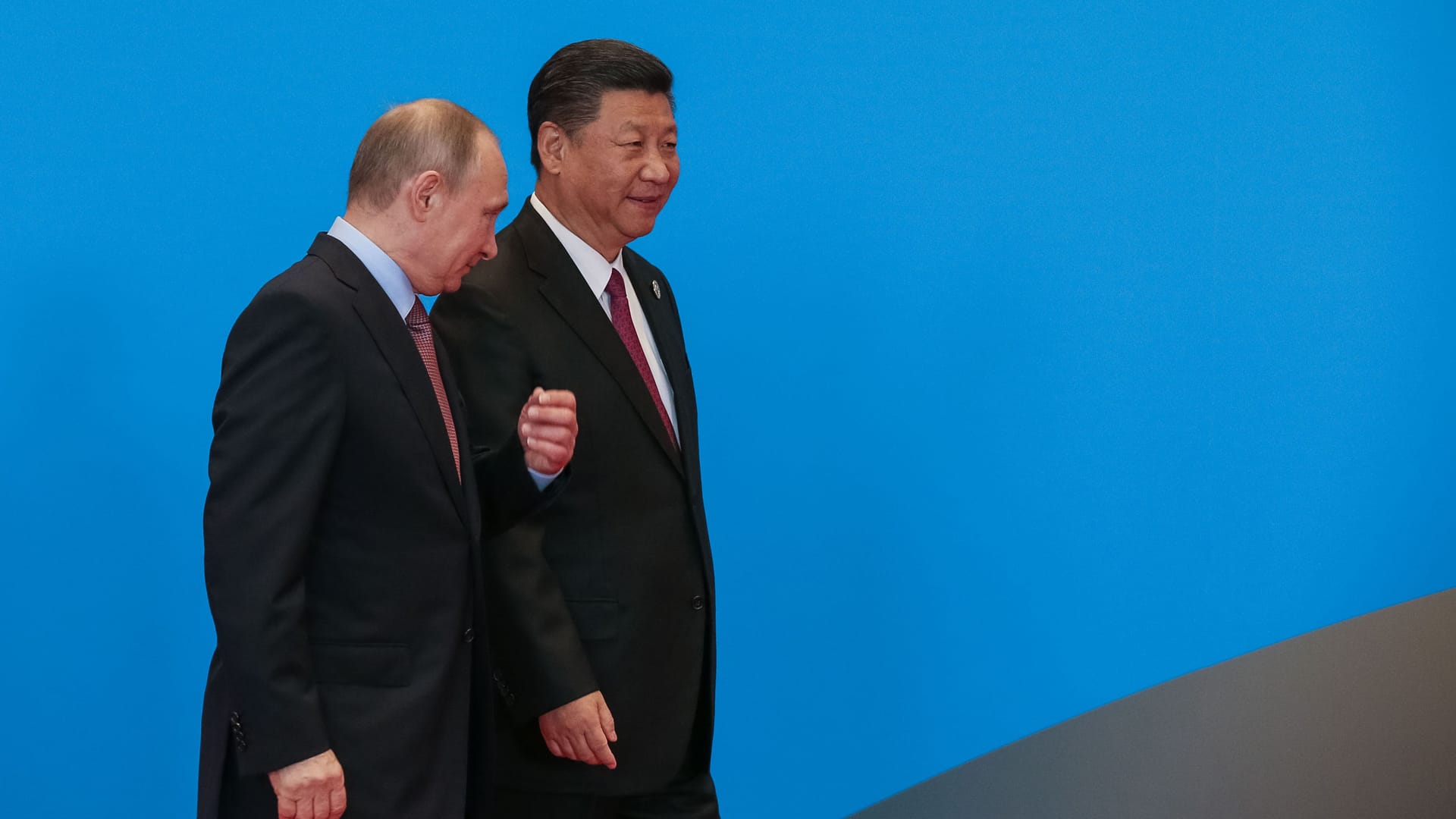 Chinas Präsident Xi Jinping (R) im Gespräch mit Russlands Wladimir Putin: China profitiert am meisten, wenn der Westen das russische Gas durch grüne Energieformen ersetzen möchte.