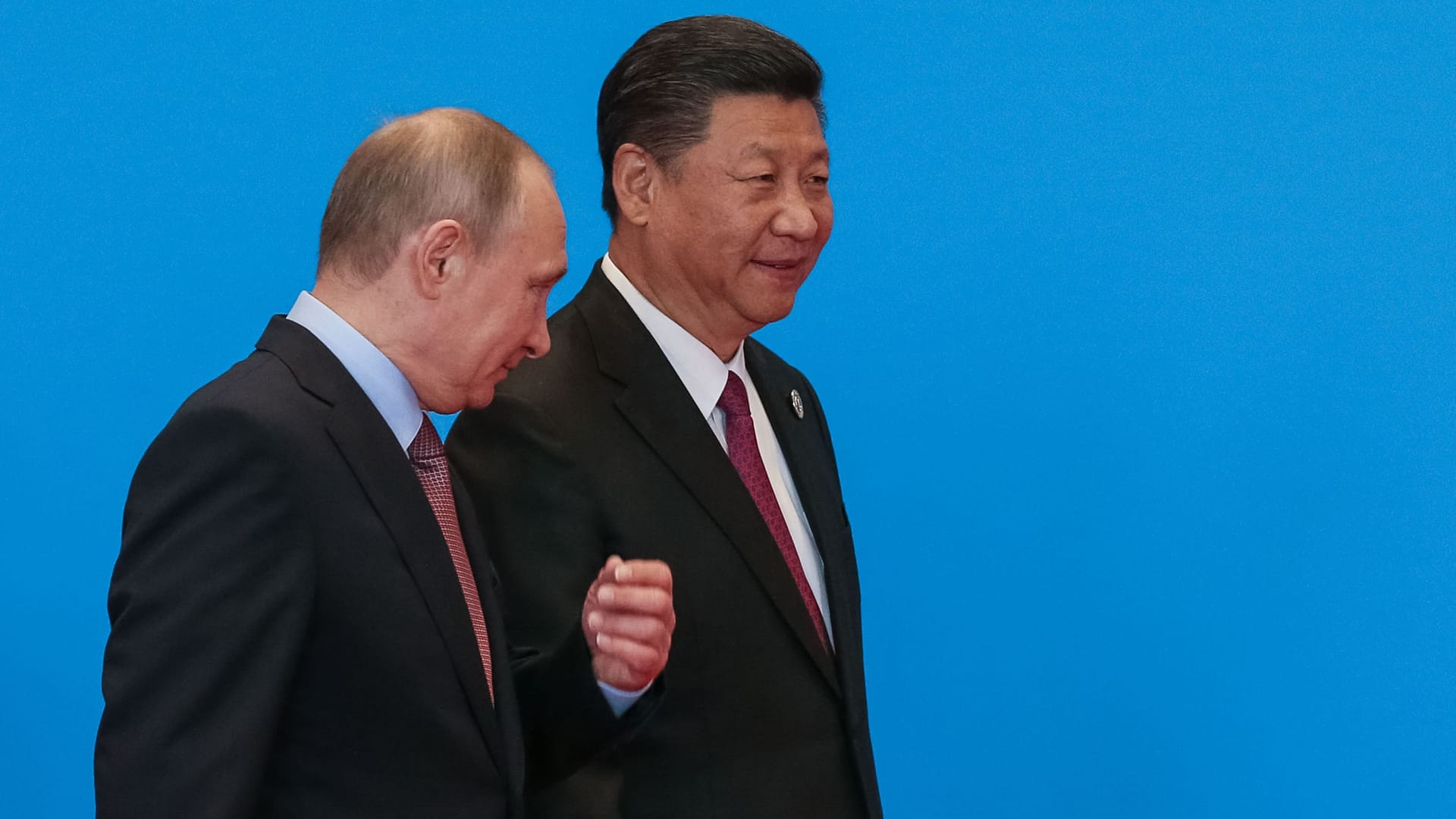 Chinas Präsident Xi Jinping (R) im Gespräch mit Russlands Wladimir Putin: China profitiert am meisten, wenn der Westen das russische Gas durch grüne Energieformen ersetzen möchte.