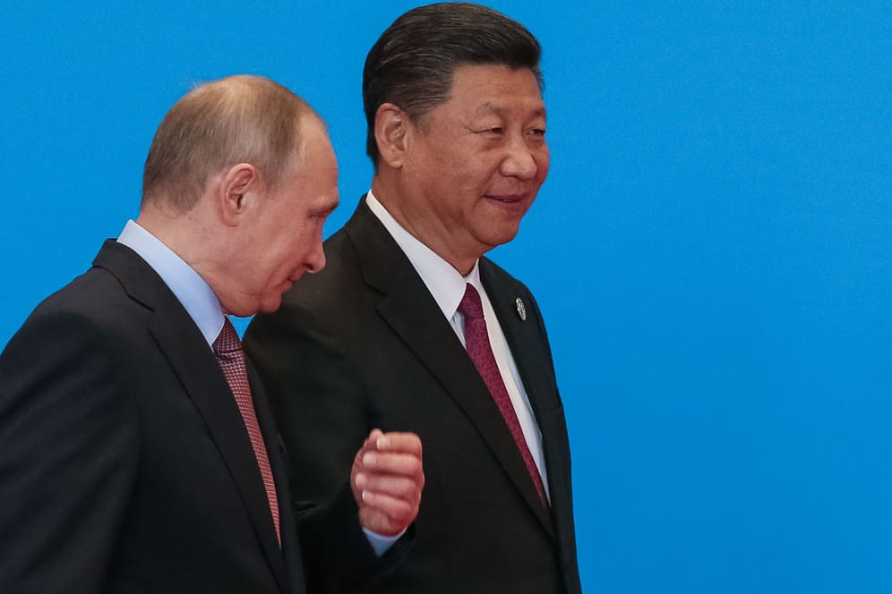 Chinas Präsident Xi Jinping (R) im Gespräch mit Russlands Wladimir Putin: China profitiert am meisten, wenn der Westen das russische Gas durch grüne Energieformen ersetzen möchte.