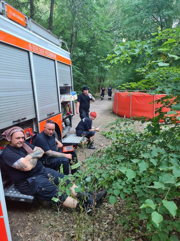 Warten in sengender Hitze: Für freiwillige Feuerwehrleute war der Einsatz im Grunewald besonders frustrierend.