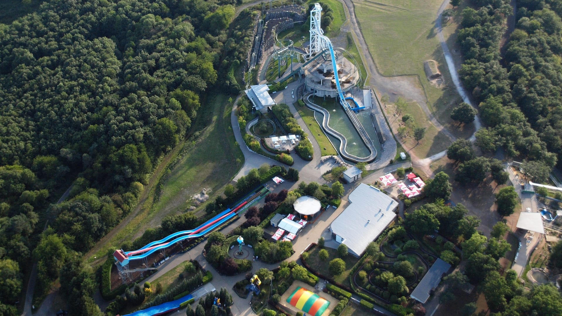 Der Wild- und Freizeitpark Klotten: Die Kripo ermittelt, nachdem eine Frau aus der Achterbahn fiel und starb.