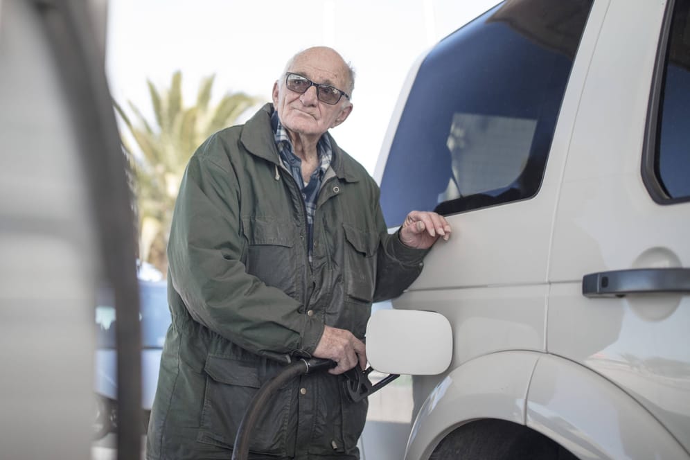 Ein Rentner tankt sein Auto (Symbolbild): Oft lohnt es sich, Fahrtkosten von der Steuer abzusetzen – aber nicht immer ist dies auch möglich.