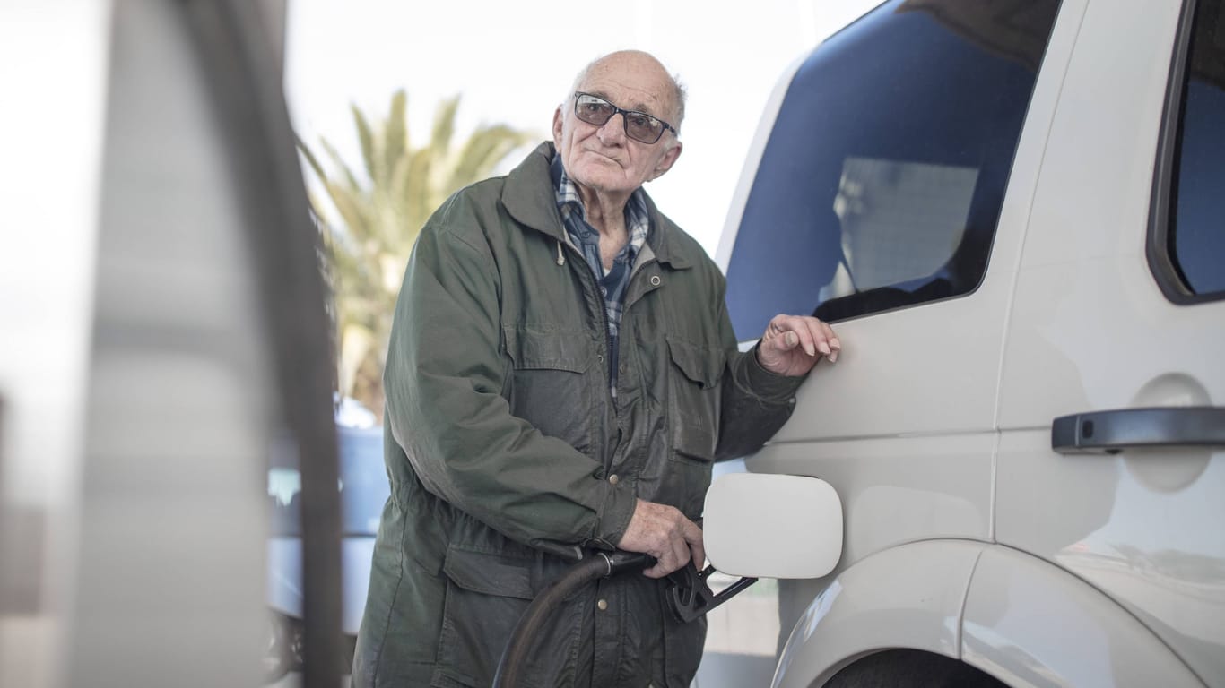 Ein Rentner tankt sein Auto (Symbolbild): Oft lohnt es sich, Fahrtkosten von der Steuer abzusetzen – aber nicht immer ist dies auch möglich.